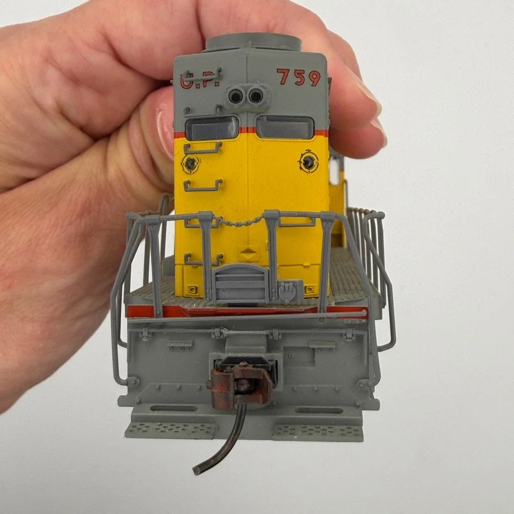 Kato EMD GP35 Phase Ib Union Pacific HO Scale Yellow #759 37-04G Diesel Engine